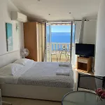 Beachfront شقة *