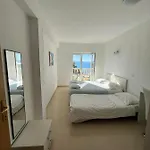 Beachfront شقة *