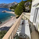 Beachfront شقة *